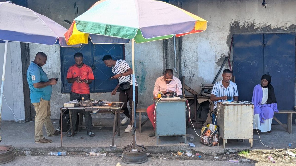 RFIAfrique's tweet photo. Comores: dans les rues de Moroni, des réparateurs autodidactes sauvent les téléphones https://t.co/Oo2iM5TWNH https://t.co/bbbDrUW7os