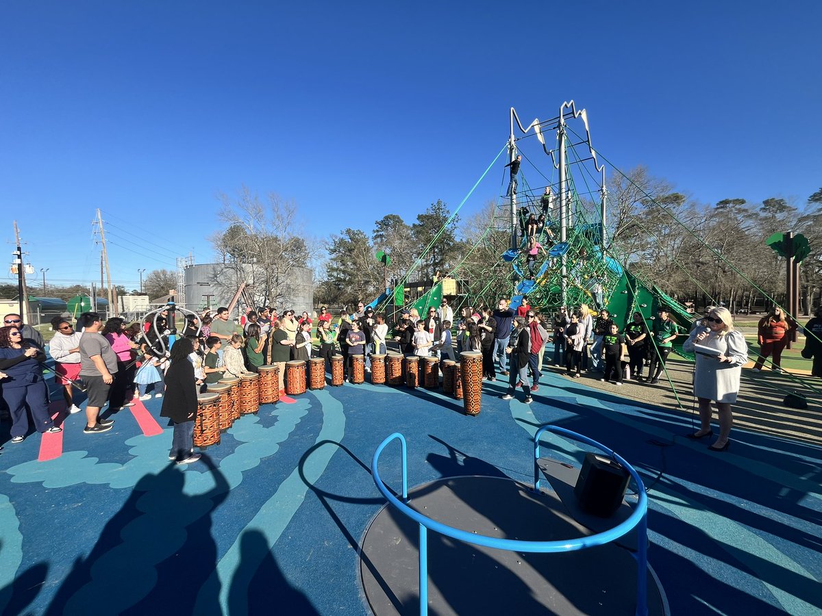 HumbleISD's tweet image. 📸: A beautiful day to experience the Great Outdoors!!! Humble ISD’s newest playground is now open at @HumbleISD_TE!! 

It was a great playground dedication ceremony with performances by the Wolfettes Club, 5th GradeDrummers and STUCO speakers! #ShineOn💫