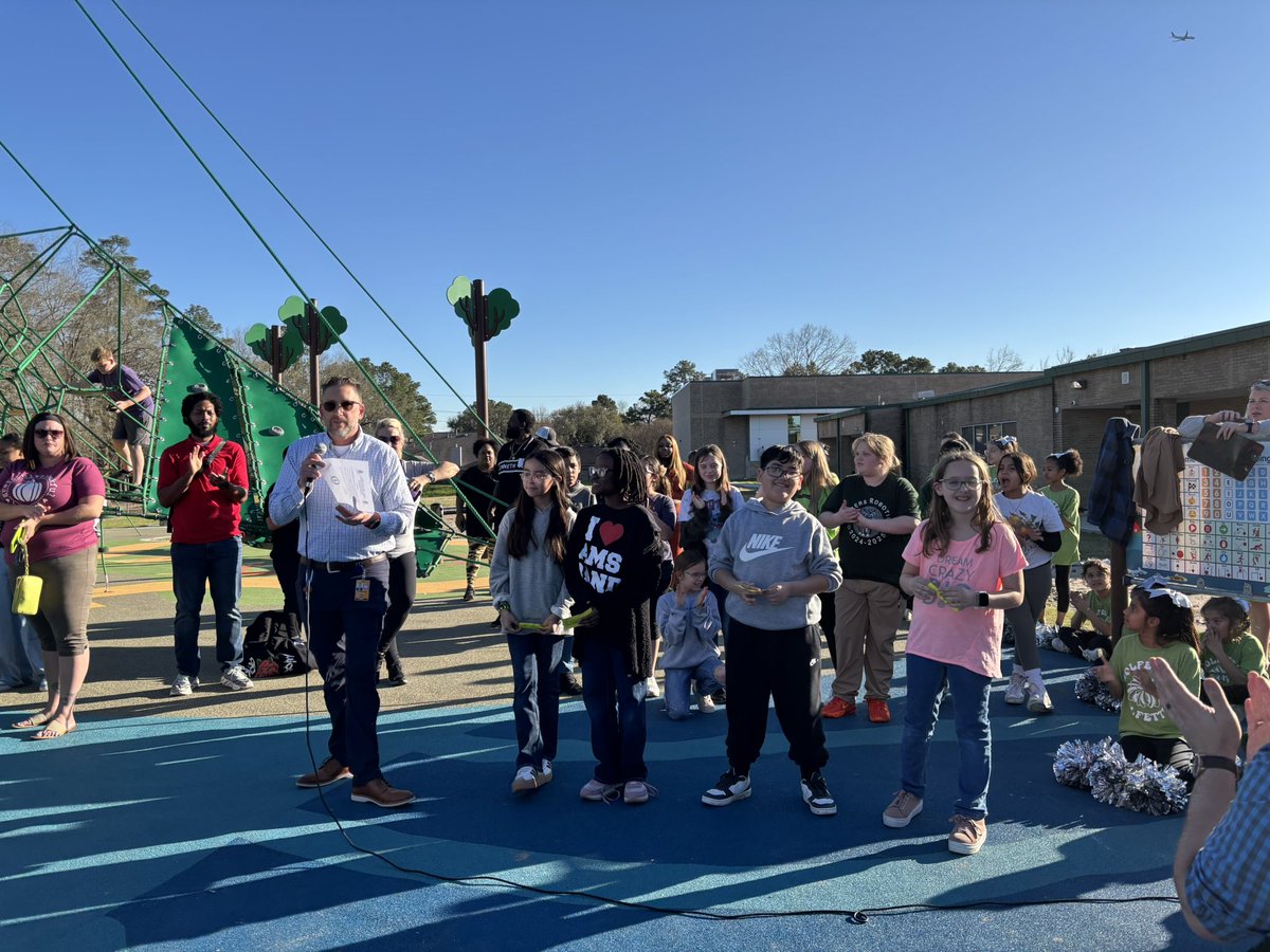 HumbleISD's tweet image. 📸: A beautiful day to experience the Great Outdoors!!! Humble ISD’s newest playground is now open at @HumbleISD_TE!! 

It was a great playground dedication ceremony with performances by the Wolfettes Club, 5th GradeDrummers and STUCO speakers! #ShineOn💫