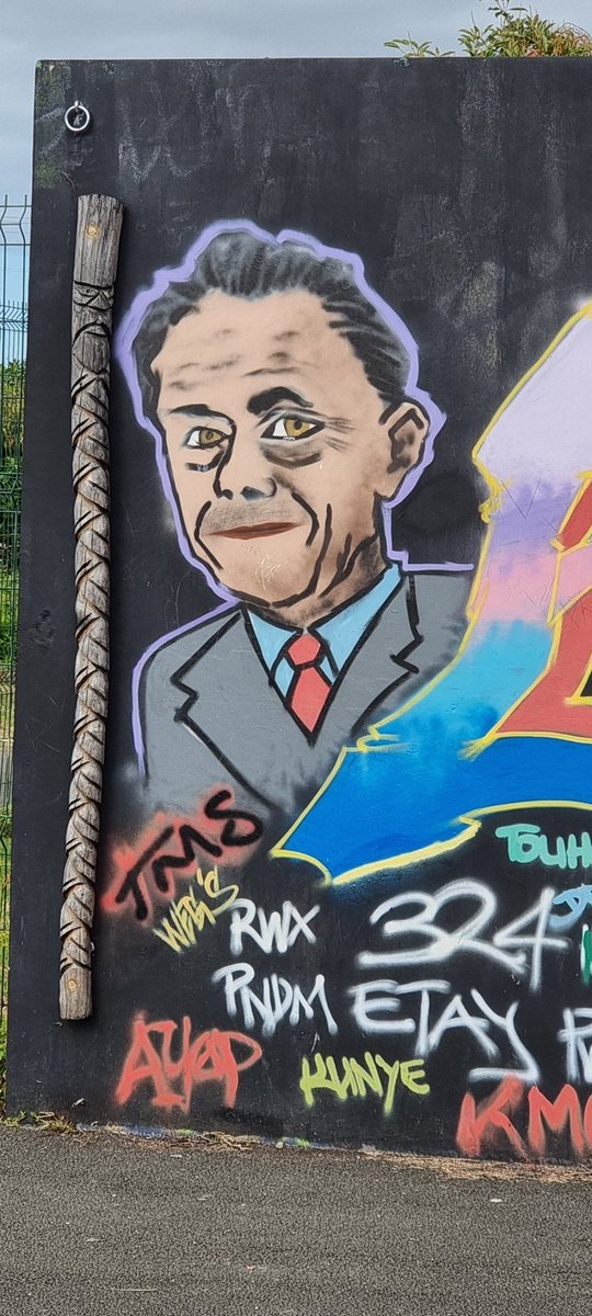 Lycée Michel Rocard de Pouembout. L'éducation d'aujourd'hui l'avenir de 2 mains