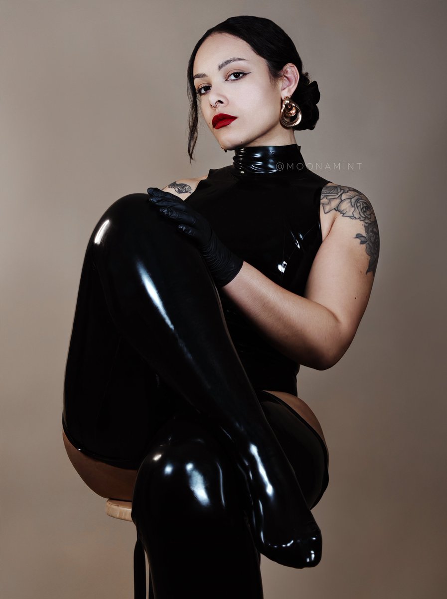Ce latex embrasse chaque centimètre de ma peau comme tu ne pourras jamais le faire