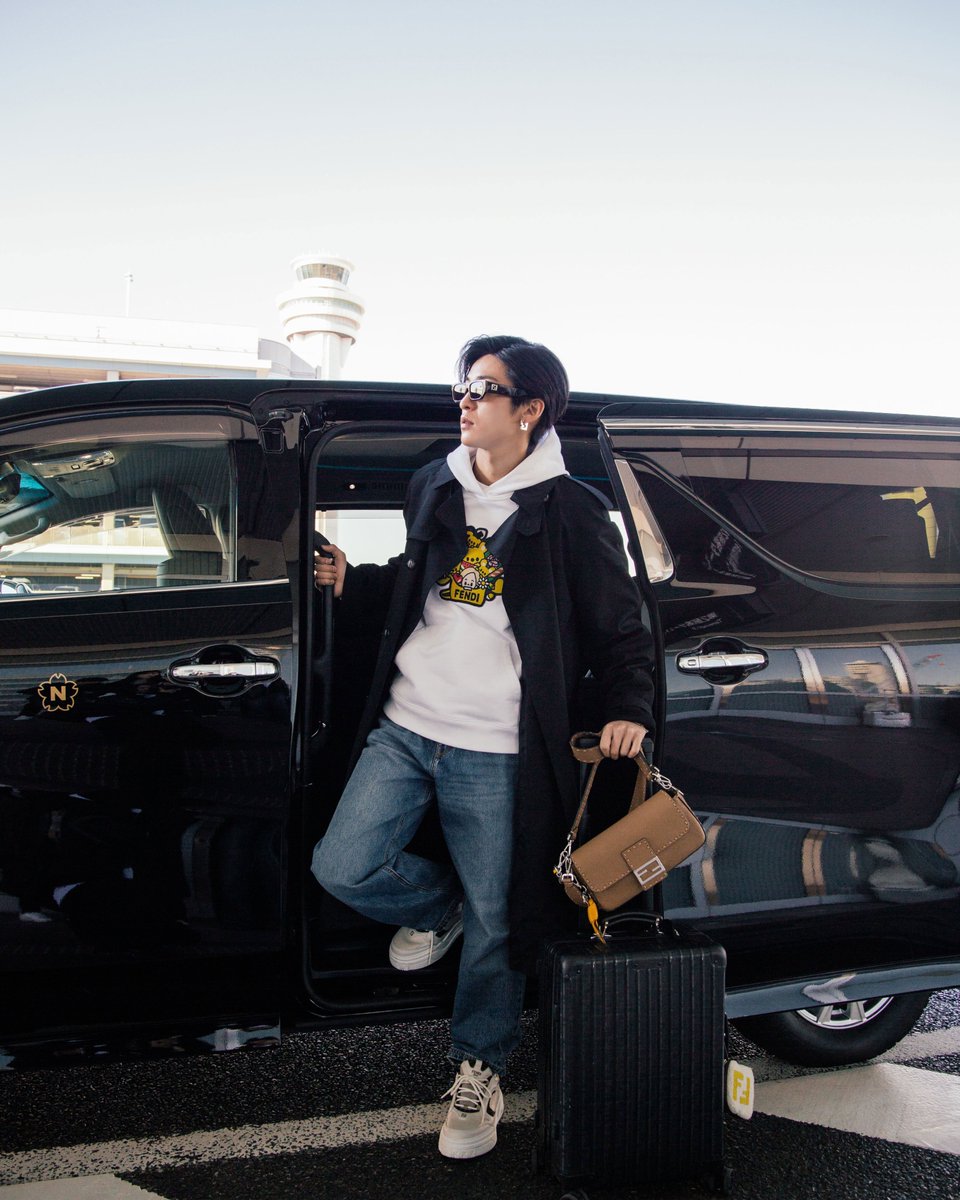 encountofficial's tweet photo. Snow Man目黒蓮、ミラノへ出発 フェンディのトータルルックを纏って羽田国際空港に登場
https://t.co/tNiyZxRXOt
#目黒蓮 #SnowMan #フェンディ #FENDY https://t.co/2gOS1JQYUw