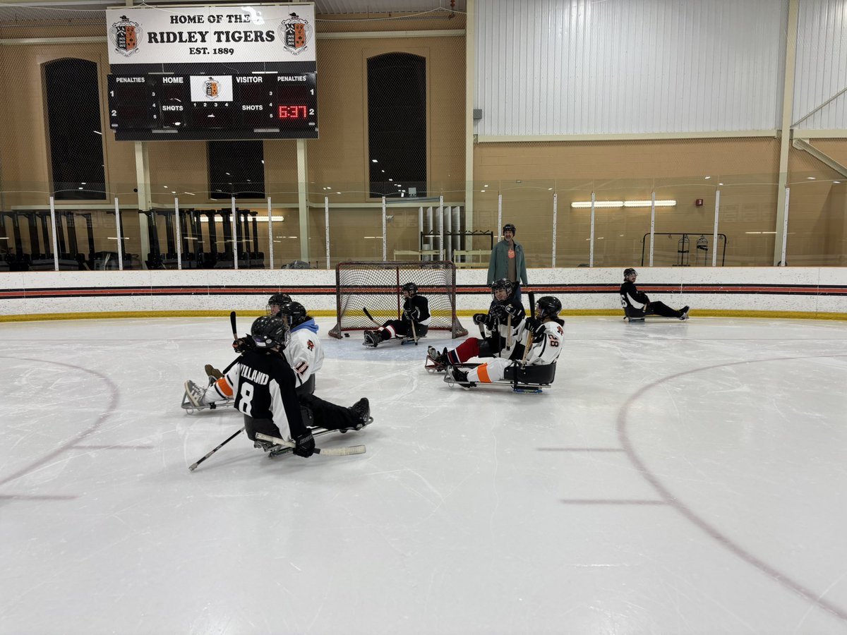 wendy_pak's tweet photo. Ridley’s 1st Girls Hockey team with the @NiagaraSledge having loads of fun learning a new way to play hockey.
#RidleyAthletics #RidleyCommunity https://t.co/Zc8U07cccx