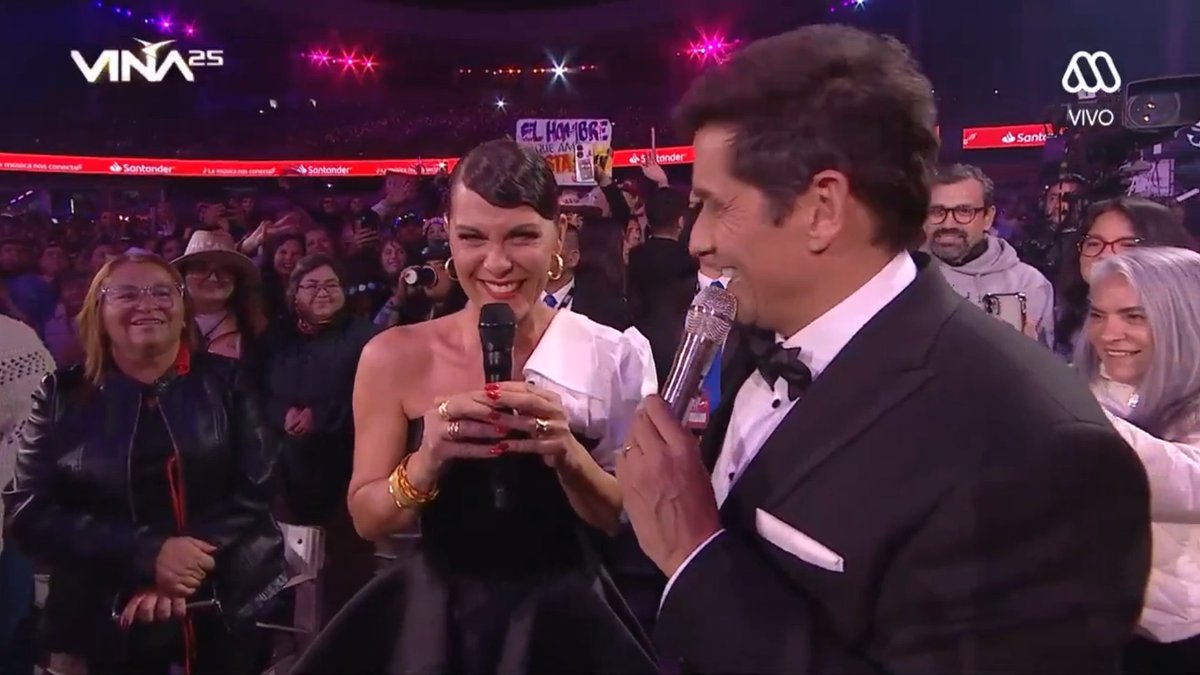 JacobsenPipe's tweet photo. Dura la Paola Volpato, se queda pegada la amiga.

#Viña2023 https://t.co/jEjmQv4ov8