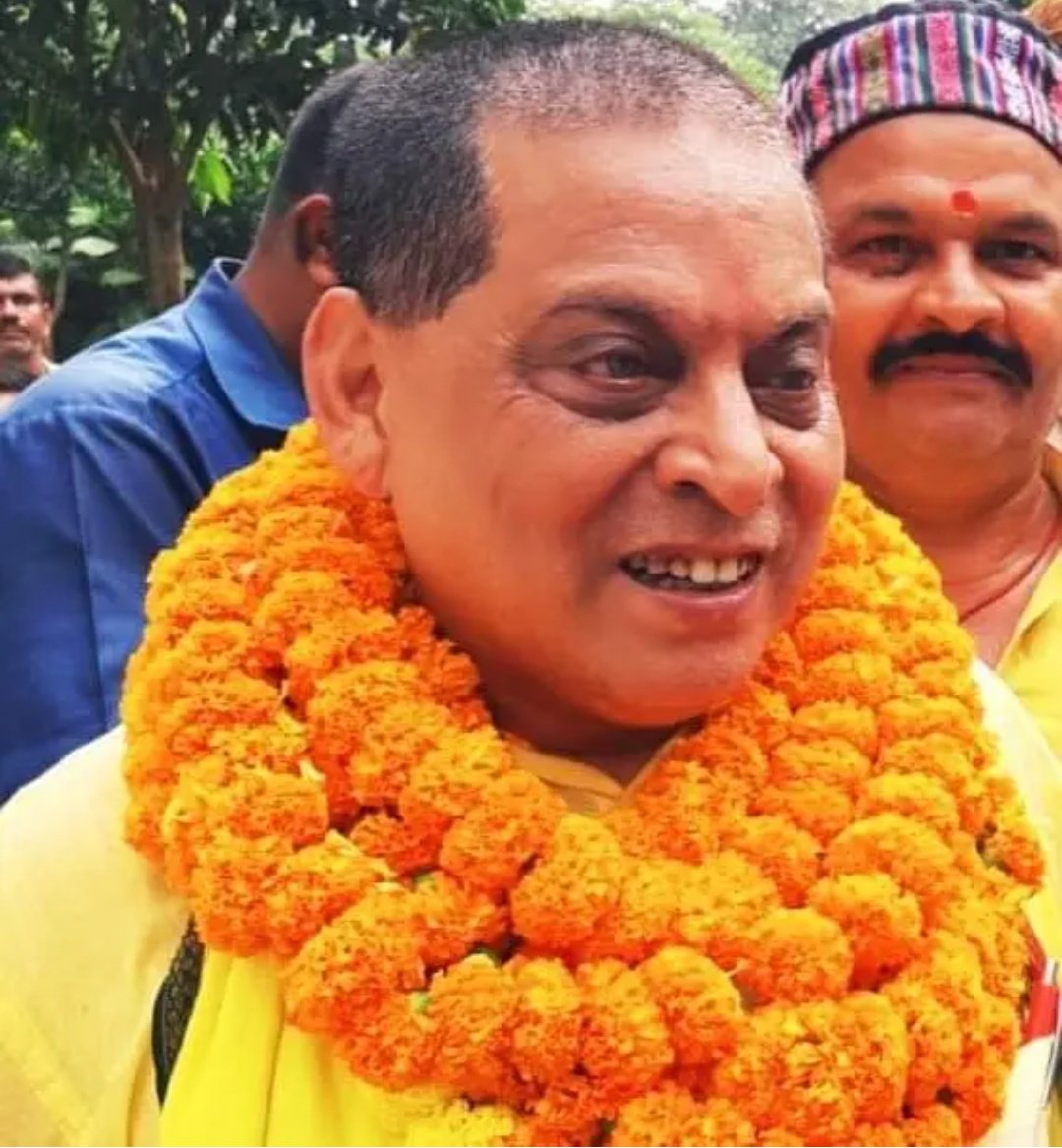 mitra_mela's tweet image. सरकारी वचन को किया किनारा,
गुटखा चबाकर मिला सहारा।
मीडिया के आगे फेंके गyaan,
पर खुद है zero, no इmaan।

ना किताब, ना कलम पकड़ी,
फिर भी बुद्धि की गाड़ी झटकी।
छात्रों को बोले दोषी बड़ा,
राजा गुटकाबाज नाम है मेरा!

#BPSCReExamForAll
#BPSC 
#BPSCStudentsProtest