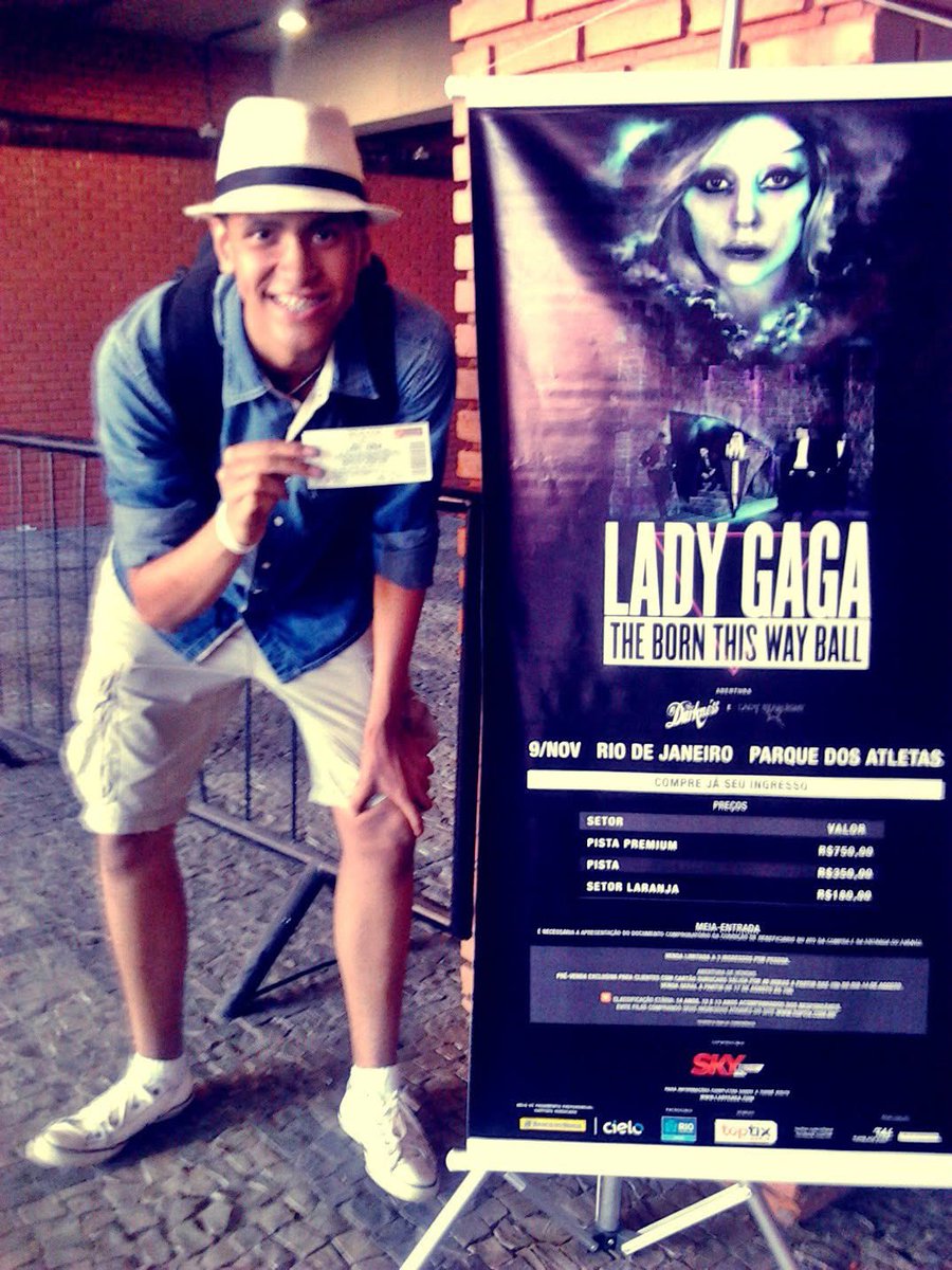itsgreb's tweet photo. @RDTLadyGaga @RDTLadyGaga @santander_br  amores eu sigo o gaga desde 2009 e fiz tudo o que foi possível pra vê-la em 2012, inclusive acampei e entrei na monster pit do show no RJ, sempre fiz parte dos grupos de LM e ia para todos os encontros na Quinta da Boa Vista, me ajudem plmdd!! 😭 https://t.co/NVaPRnQmJP