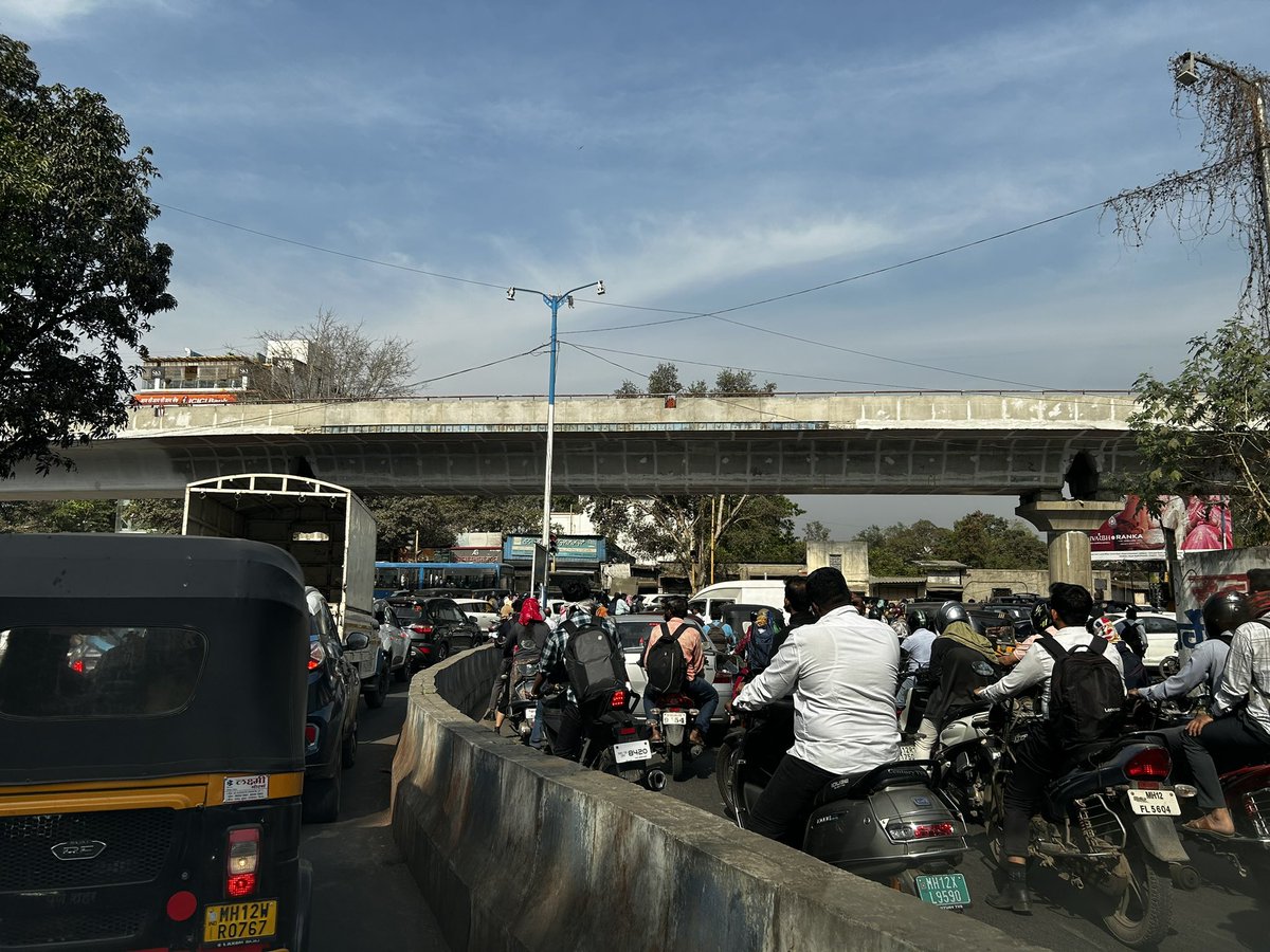 deepakrenuse's tweet photo. @PuneCityTraffic @PuneCityPolice 
बेशिस्त वाहतुकी मुळे राजाराम पुला चा अलीकडे रोज ट्रैफिक होत आहे. वाहतूक पोलीस याचा कडे दुर्लक्ष करत आहेत. वडगाव कडून येणारी वाहतूक येथे सिग्नल पाळत नाही , त्यामुळे कॅनल रोड ची वाहतूक दुसऱ्या बाजूने पुढे सरकते. हा सिग्नल पार करायला २० मी लागतात https://t.co/Wmtw5NeQy2