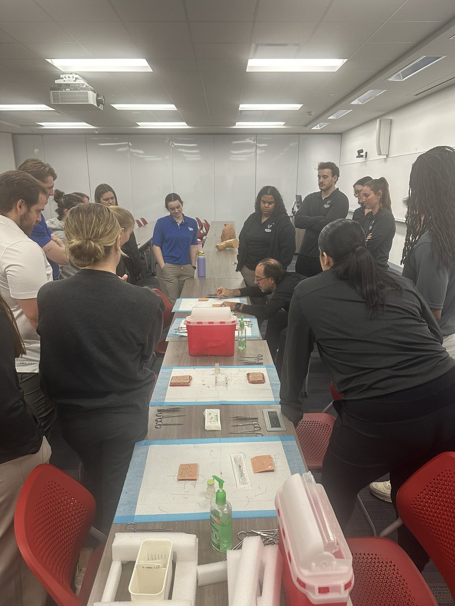 Buffalo_AT's tweet image. Thank you to our medical director Dr. Freitas from @UBMDOrtho for teaching the first-years how to suture, joint injection and joint aspiration today. We are thankful to have the best medical director in AT! #UBuffalo #UBSPHHP #Suture
