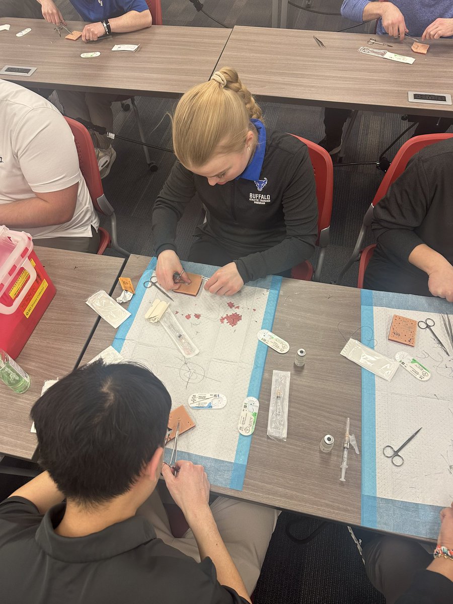 Buffalo_AT's tweet image. Thank you to our medical director Dr. Freitas from @UBMDOrtho for teaching the first-years how to suture, joint injection and joint aspiration today. We are thankful to have the best medical director in AT! #UBuffalo #UBSPHHP #Suture