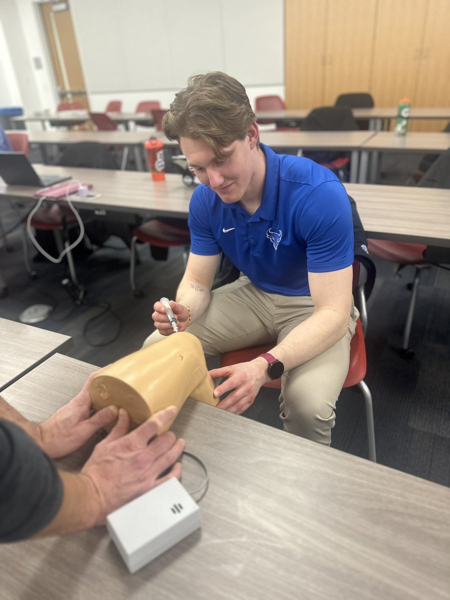 Buffalo_AT's tweet image. Thank you to our medical director Dr. Freitas from @UBMDOrtho for teaching the first-years how to suture, joint injection and joint aspiration today. We are thankful to have the best medical director in AT! #UBuffalo #UBSPHHP #Suture