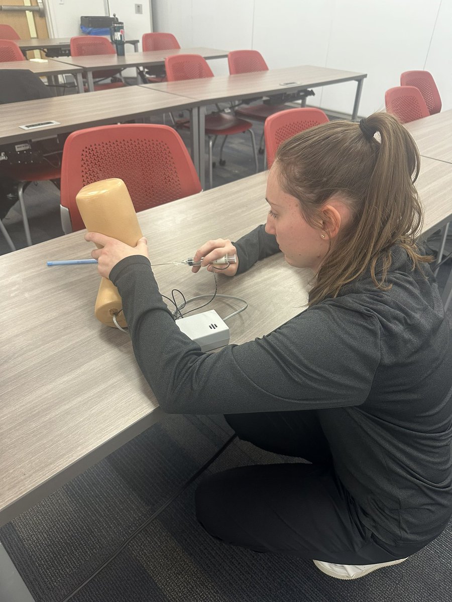Buffalo_AT's tweet image. Thank you to our medical director Dr. Freitas from @UBMDOrtho for teaching the first-years how to suture, joint injection and joint aspiration today. We are thankful to have the best medical director in AT! #UBuffalo #UBSPHHP #Suture