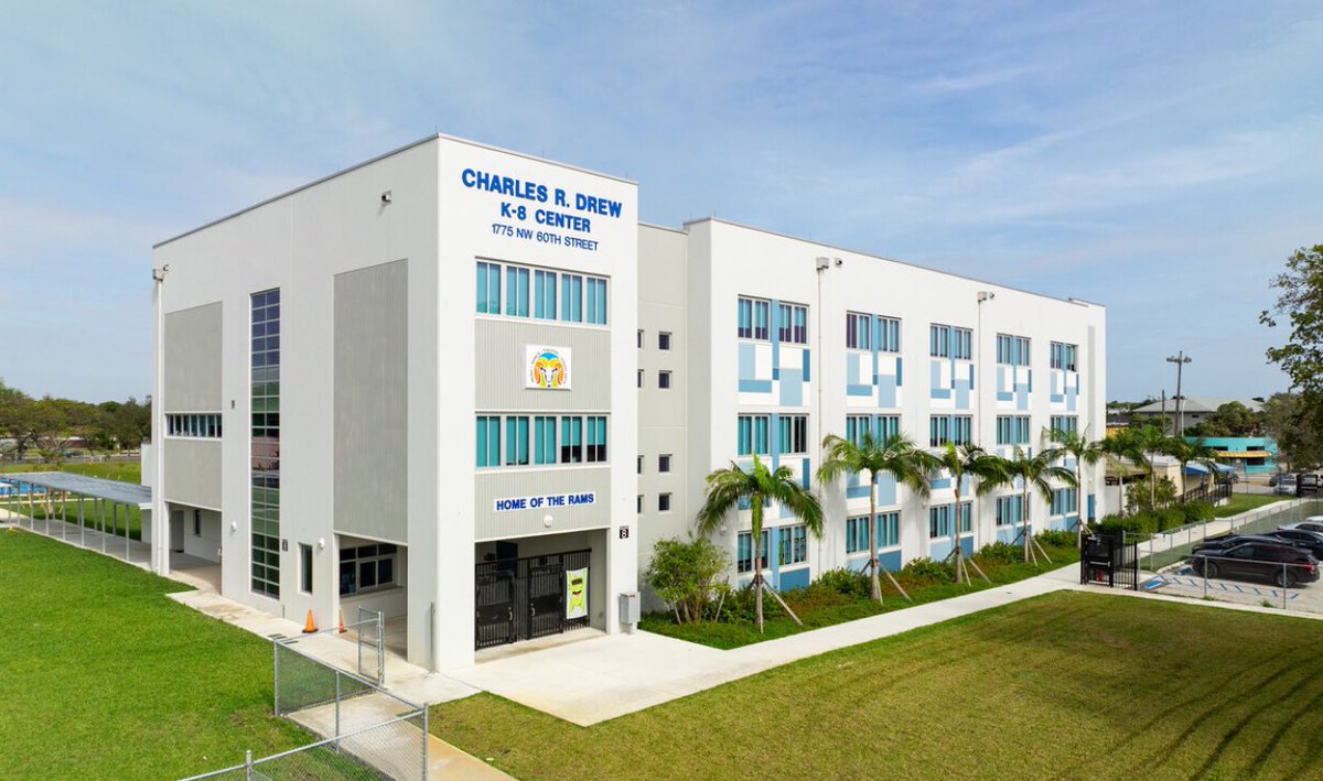 MDCPSCapital's tweet image. Let&apos;s take a look at the before and after #GOBprogress @charlesdrewk8 . From demolition to a brand new 3-story building, expanding capacity to 567 student stations! State-of-the-art facilities for a better learning experience. 🧑‍🎓👩‍🏫📚#YourBestChoiceMDCPS @SuptDotres @ralo2565