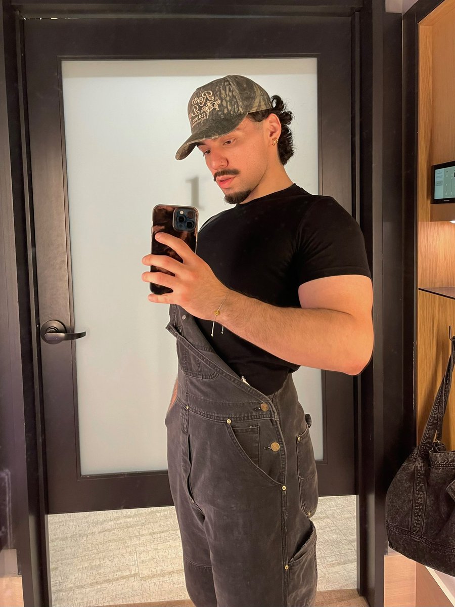 kennyretrograde's tweet image. today’s outfit 🖤🔨