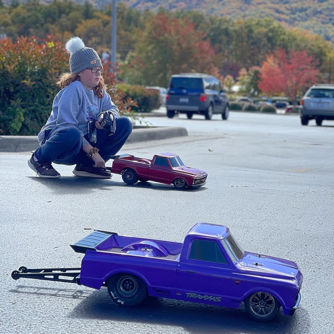 Traxxas's tweet photo. Showing up to the track in style with the #Traxxas Drag Slash. 💜
What’s YOUR best reaction time?? 🚦 

[[Model # 94376-74]] #DragSlash
#FastestNameInRadioControl #RC
#EngineeredToWin 
#TraxxasFanPhoto 📸: theborder_rc // gripchopcustoms https://t.co/g2F26VrjDa