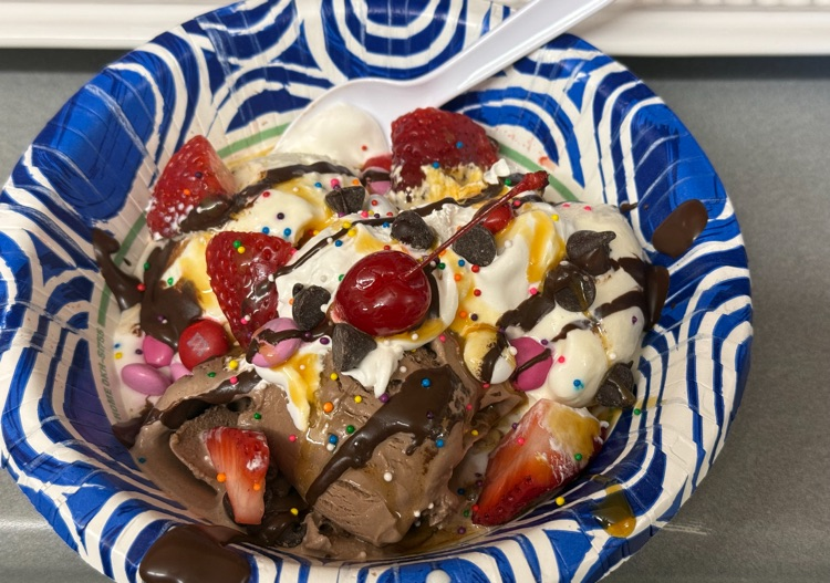 PtPleasantAACPS's tweet photo. Teachers &amp; Staff enjoyed an Ice Cream Bar on Friday! Our wonderful families donated the supplies to make this happened.🍦🍨 PPES has the best community! @AACountySchools #BelongGrowSucceed https://t.co/Gm7kpyqpRl