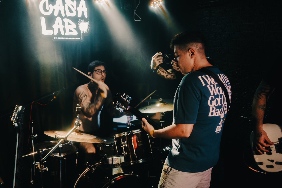 _atemiz's tweet photo. 🎸 SÁBADO FOI INSANO, SP! ☠️ 

Ainda sem palavras pra descrever o que foi esse reencontro com São Paulo depois de tanto tempo! Que energia, que gurizada, que noite!

#Atemiz #PopPunkBR #CasaLab #SPVibes #PopPunkRevival #Fynez #Florença #GenericoAteOPescoco https://t.co/6jQj8xXtvi
