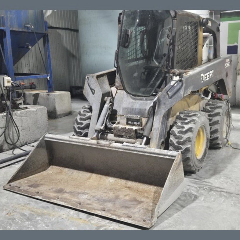 SavonaEquipment's tweet image. John Deere 326E skid steer. 1148 hrs. 71HP 4-cyl diesel engine, variable speed hydraulic drive fan. ROPS/FOPS cab. 2443kg tipping load, 1221kg SAE operating capacity. 0.25m ground clearance. savonaequipment.com/en/john-deere-… #skidsteer #skidloader #skidsteerloader #liftarms #bucket