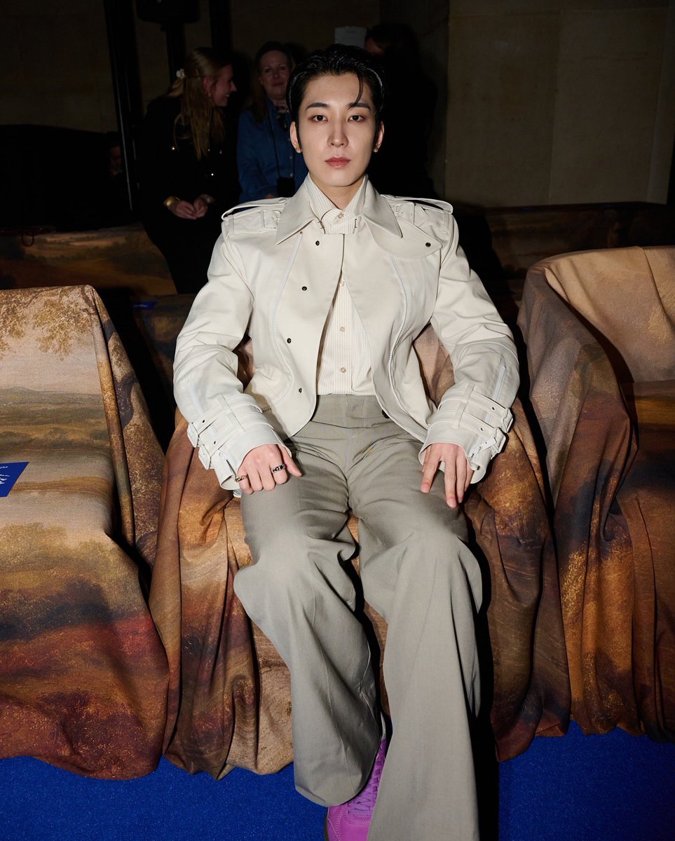 HallyuSG's tweet photo. #LFW: #Wonwoo of @pledis_17 is exuding royalty as he poses for photos at the recent @Burberry show. Talk about aura 👑

📸 More below

#원우 #SEVENTEEN #세븐틴 #WONWOOxBurberryFW25 #Burberry
#LondonFashionWeek https://t.co/1Ew6FF554l