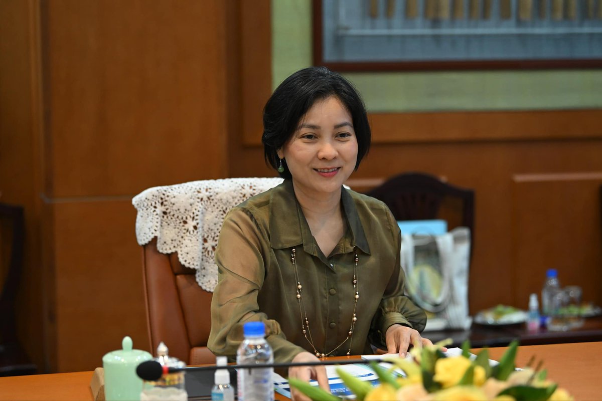 nbccambodia's tweet image. H.E. Dr. @SereyChea, Governor of the NBC, granted a #research team of the @UNDPCambodia headed by its Senior Economist Dr. Ivan Gonzalez de Alba, to conduct two #presentations on their research #findings on February 24, 2025, at the National Bank of Cambodia.
