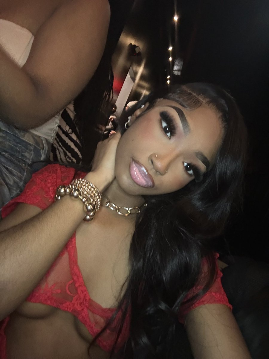 LayBankroll's tweet image. A lot of a** but I’m petite, lil chocolate I’m his favorite treat 💋