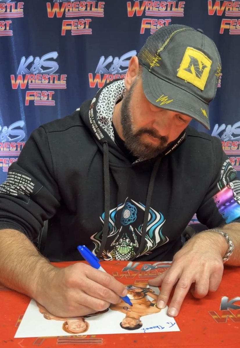 A BIG thank you to <a href="/darewolf333/">Dr Black</a> for signing my chosen photo earlier today (24th February 2025) with <a href="/KSWrestleFest/">Wrestlefest</a>!!