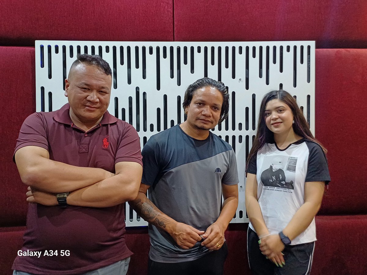 शैलुङ्गेको थुम्का जस्तै सुहाउने तिम्रा झुम्का जस्तै
सिमल गुरास फुल फुलेका तेतै मेरा मन भुलेका