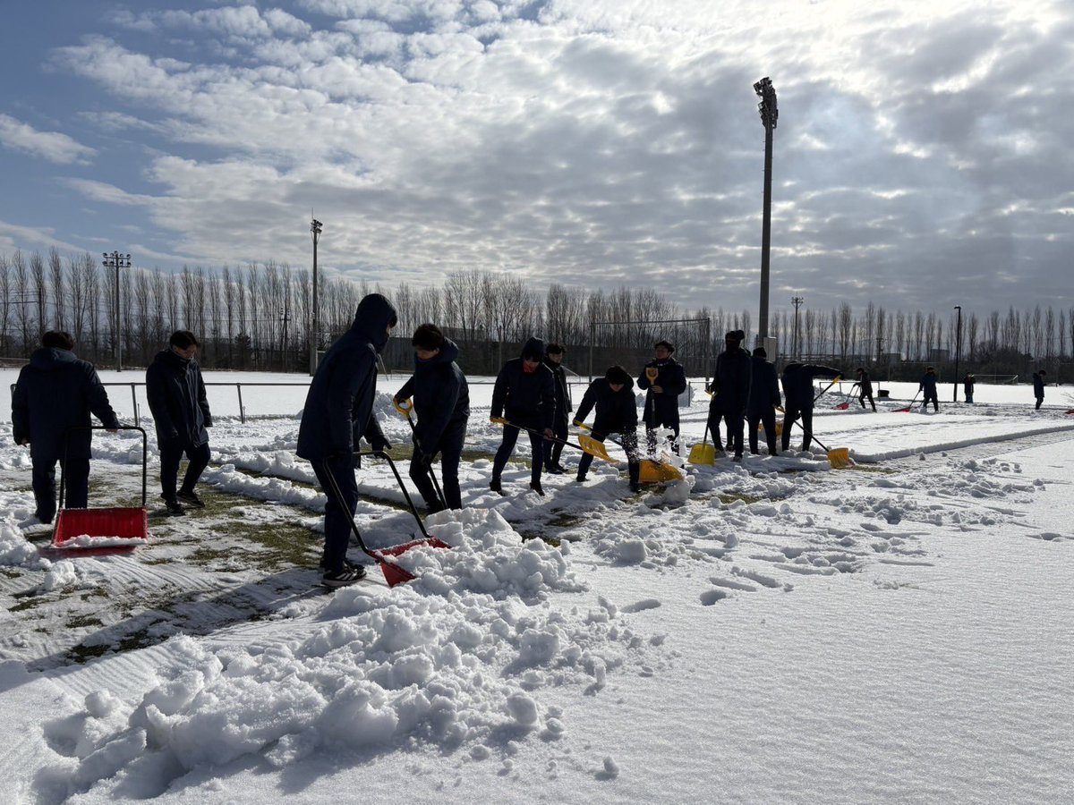 nuhw_fc's tweet image. 本日、日頃からお世話になっている #新潟聖籠スポーツセンター の雪かきを行いました！
明日はOBの #矢村健 選手が所属する#アルビレックス新潟 の試合がアウェイ 🆚鹿島アントラーズで行われます。週末はホーム開幕戦となります！OBの活躍に期待です👊🏼
引き続き応援よろしくお願いします🙇‍♀️