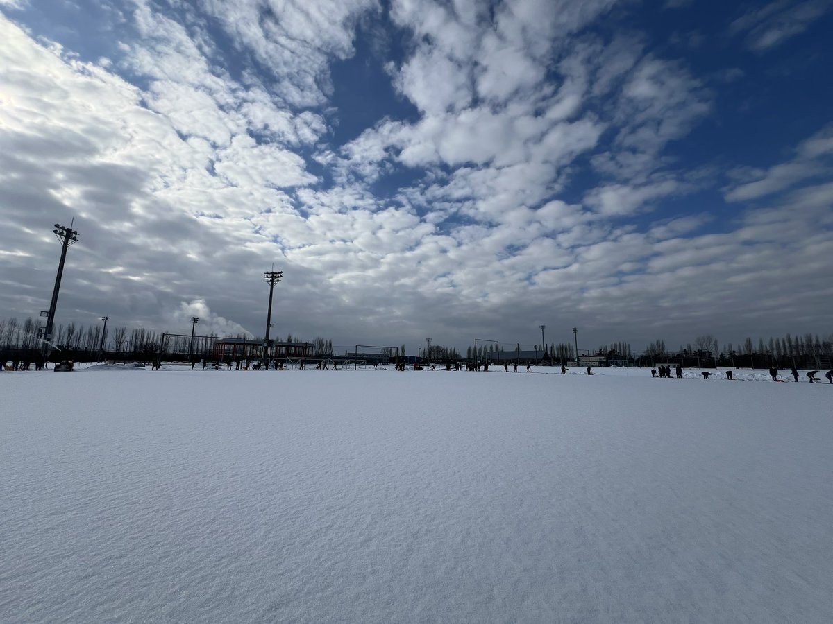 nuhw_fc's tweet image. 本日、日頃からお世話になっている #新潟聖籠スポーツセンター の雪かきを行いました！
明日はOBの #矢村健 選手が所属する#アルビレックス新潟 の試合がアウェイ 🆚鹿島アントラーズで行われます。週末はホーム開幕戦となります！OBの活躍に期待です👊🏼
引き続き応援よろしくお願いします🙇‍♀️