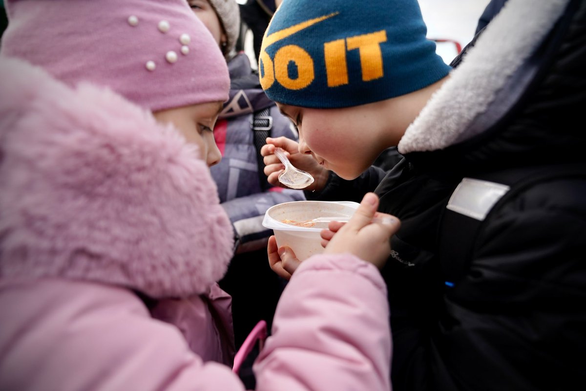 BryanWoolston's tweet photo. Hard to believe it’s been 3 years since my reporting from #Ukraine and #Poland. I watched men, with tears in their eyes, lift their babies onto buses to safety before walking back across the border to repel the Russian attack on their home. https://t.co/NjXLzxzz5B