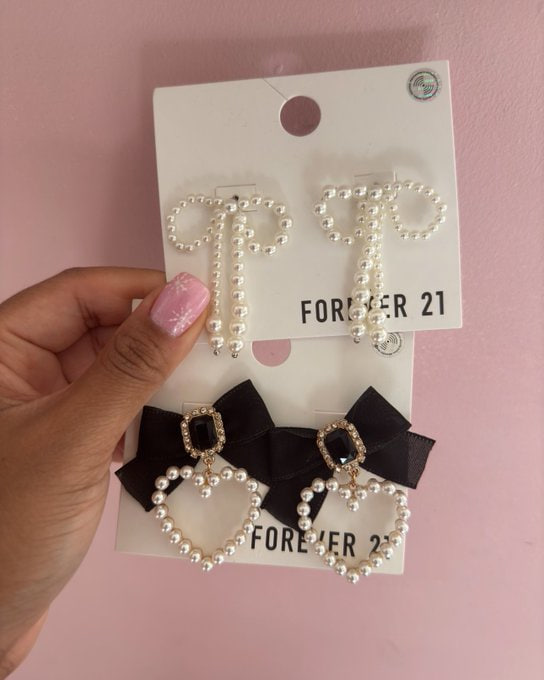 Design_maker21's tweet image. How CUTE are these pearl earrings