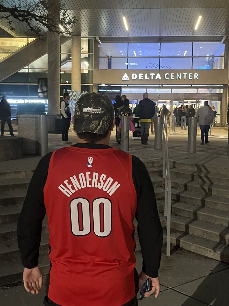 0xLudovico's tweet photo. Scoot jersey and @SetalwoodMudio hat? #cbtm https://t.co/h3YQhnkxDW
