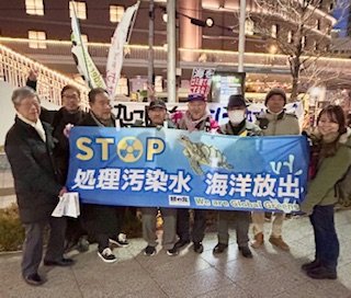 福島原発から出る放射能汚染水は、毎年7回、すでに10回78000トン海洋に投棄されています。
「汚染水を海に流すな！関西ネットワーク」は、放射能汚染水投棄の中止を求める街頭アクションを行ない、市民に力強く訴えました。
　日時：2月22日（土）17：00～18：00
　場所：ＪＲ大阪駅東南バスターミナル