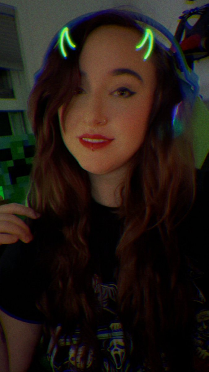 People disappoint… Pizza is eternal #twitch #girlgamer #minecraft #minecraftstreamer #pizza #pizzalady #thepizzalady #pizzaqueen