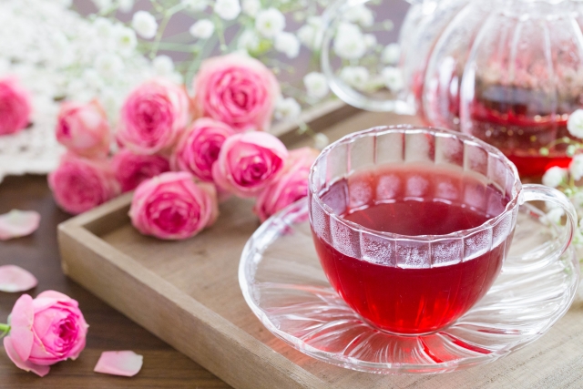 #日々和漢 冬は薬膳で食養生

中医学では、痛みが生じるのは
気や血が滞ってその部分にきちんと通じていないから。ストレスで腹痛や脇痛、頭痛が生じるのは
気や血の巡りが滞ったため。
バラの花びらは巡りをスムーズにして
痛みを和らげます。

#和漢SINCA #薬膳 #美容 #健康 #内面美容 #ローズティ