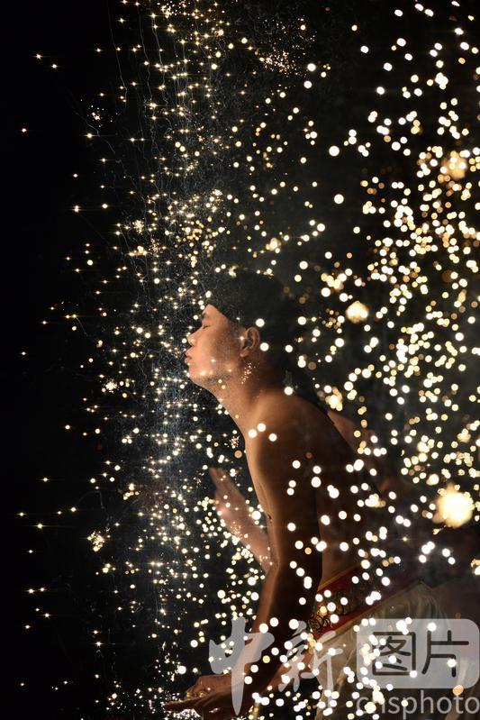 photo_cns's tweet photo. Folk artists perform "firework eating" ritual on February 23, 2025 in Putian, Fujian Province of China.
(Photo by Zhang Bin/CNSPHOTO)
#Putian #Fujian #Chonghuaprayingforblessings #Chonghua #folkactivities #eatingflowers #eatingfireworks #fireworks #sparksradiating #Tongshen https://t.co/N2gnqSLR8h