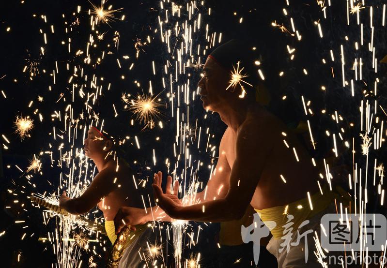 photo_cns's tweet photo. Folk artists perform "firework eating" ritual on February 23, 2025 in Putian, Fujian Province of China.
(Photo by Zhang Bin/CNSPHOTO)
#Putian #Fujian #Chonghuaprayingforblessings #Chonghua #folkactivities #eatingflowers #eatingfireworks #fireworks #sparksradiating #Tongshen https://t.co/N2gnqSLR8h