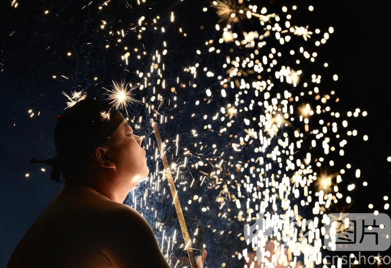photo_cns's tweet photo. Folk artists perform "firework eating" ritual on February 23, 2025 in Putian, Fujian Province of China.
(Photo by Zhang Bin/CNSPHOTO)
#Putian #Fujian #Chonghuaprayingforblessings #Chonghua #folkactivities #eatingflowers #eatingfireworks #fireworks #sparksradiating #Tongshen https://t.co/N2gnqSLR8h