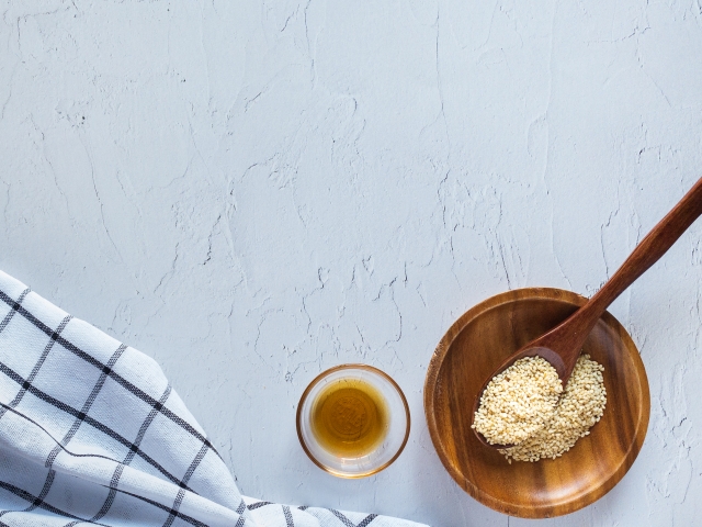 #日々和漢 冬は薬膳で食養生

油には通便、肌を潤す作用があります。
腸の乾燥による便秘にはゴマ油、
腸の活動を滑らかにし胃腸の働きを整えるには
ピーナツオイルがおすすめ！
油は風味や味わいを深めるので
お料理のバリエーションも広がります！
#和漢SINCA #薬膳 #美容 #健康 #内面美容 #ゴマ油