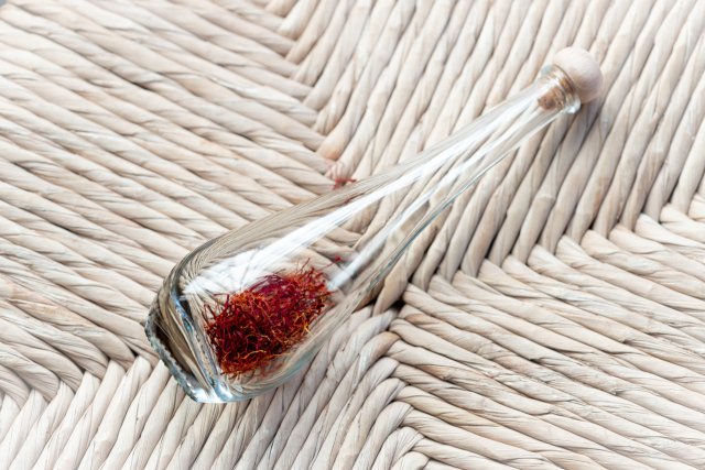 #日々和漢 冬は薬膳で食養生

血液と美容の関係は、中医学の得意分野！
活血（血を活性化し、循環を良くする）して
身体の隅々に栄養を届けることが、美容の要。
紅花は温め、サフランは熱をとる働きをもちます。
冷えの有無や体質などで使い分けて
#和漢SINCA #薬膳 #美容 #健康 #内面美容 #サフラン