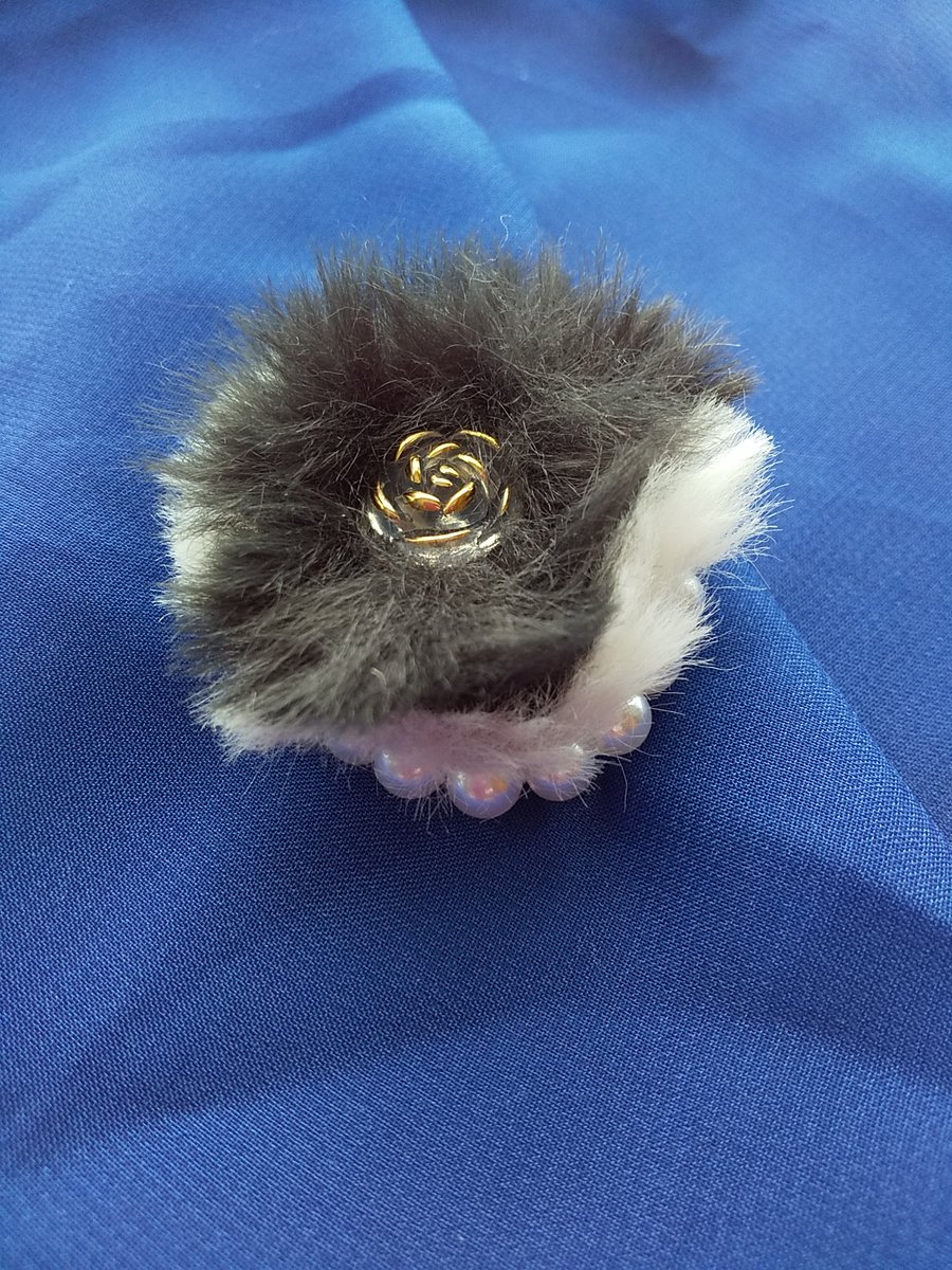 セリアのパンチニードル✨たいていの毛糸が刺せることがわかったので
次は最近のマイブームの道具と布で💞別々に楽しんできた実験を一つに
で、刺せました
セリアのドリームキャットをぐさっとオーガンジーに🎵
なんか…もふもふで可愛い…よね
#パンチニードル #ドリームキャット #オーガンジー