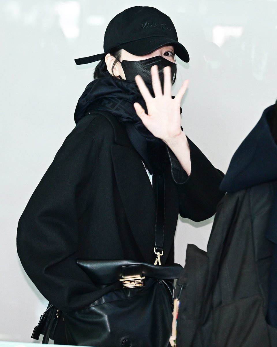 HallyuSG's tweet photo. ✈️ South Korean actress #SongHyekyo is ready for fashion week, as she was recently spotted at Incheon Airport departing for Milan, for @Fendi’s upcoming show 🫶
📸 More below
#송혜교 #宋慧乔 #FENDIxSongHyekyo #SongHyekyoxFENDI https://t.co/48ail8FnZZ