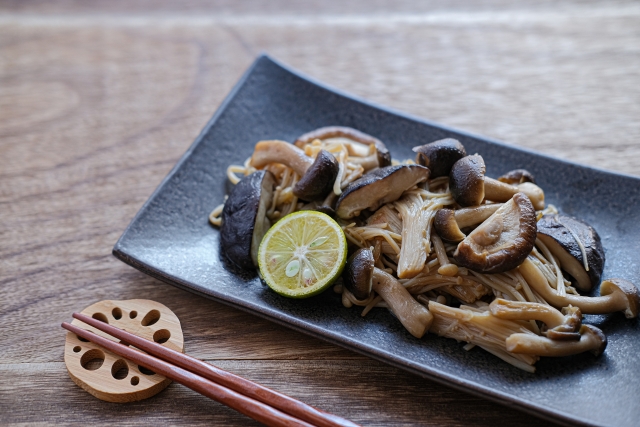 #日々和漢 春は薬膳で食養生

体のデトックスを頑張りたい３月、
きのこ類は食物繊維が豊富で胃腸を整えてくれます。
えのきは便通にアプローチする力があり、
免疫力の調整をしてくれます。
カロリーが低いのでダイエットにもいいですね。
#和漢SINCA #薬膳 #美容 #健康 #内面美容 #えのき