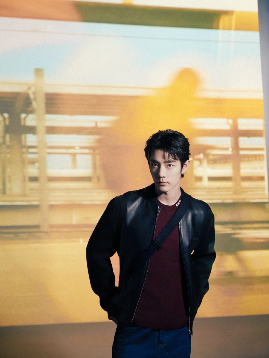 #GucciFW25 ファッションショーに出席するためミラノに向ったグローバル・ブランドアンバサダーのシャオ・ジャン #XiaoZhan 。新しい #Guccicub3d スニーカーとグッチを象徴する #GucciHorsebit1955 バッグを着用。