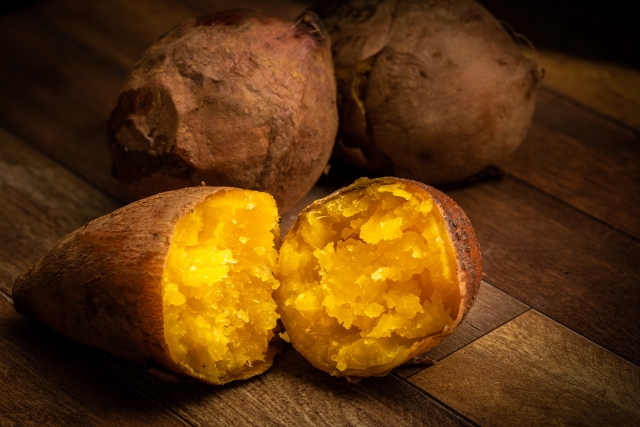 #日々和漢 春は薬膳で食養生

さつま芋は花粉や風邪のウィルスを
ブロックするバリア機能「衛気」を高めてくれる食材。胃腸機能に作用して消化吸収を良くし、
食事からエネルギーをしっかりとりこんでくれます。
#和漢SINCA #薬膳 #美容 #健康 #内面美容 #さつまいも