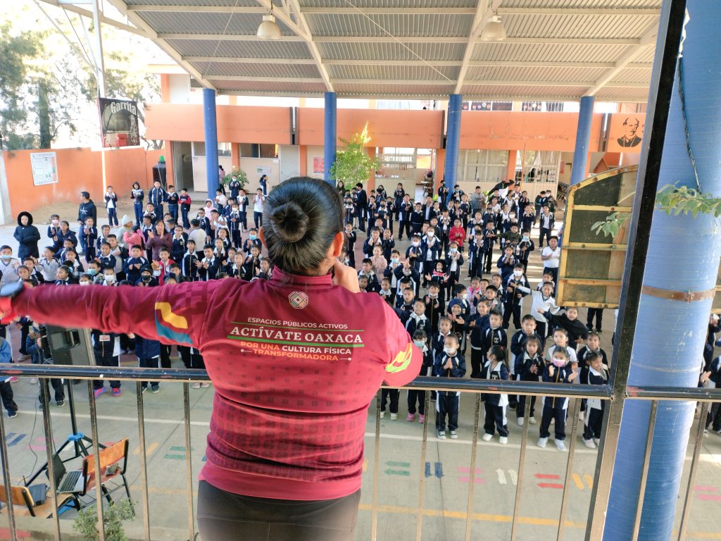 Ely_Ramirez_O's tweet photo. 🚥🚦 Semáforo deportivo
De lunes a viernes de 6 a 7 PM CLASES de activación física y baile fitness totalmente gratis 
En la explanada del municipio de Santa María ATZOMPA 🚦
@FAHHdeporte 
@FundacionAHHO 
@SanVillalobo_S 
@DEPORTE_GobOax https://t.co/O5ORjFfcLn