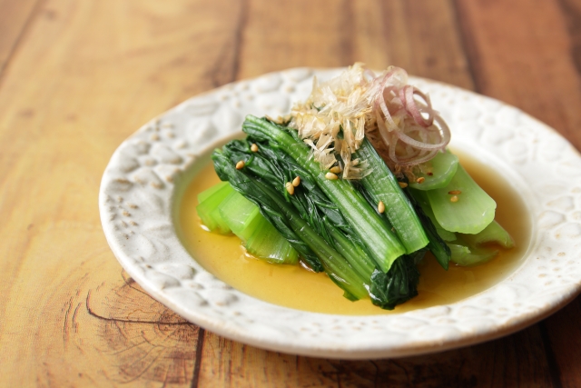 #日々和漢 春は薬膳で食養生

なんとなくイライラする時は、
身体に余分な熱がこもっているかもしれません。
小松菜には余分な熱をとり、イライラを鎮め、
便秘にアプローチする作用があります。
小松菜で快調にすごしましょう。
#和漢SINCA #薬膳 #美容 #健康 #内面美容 #小松菜