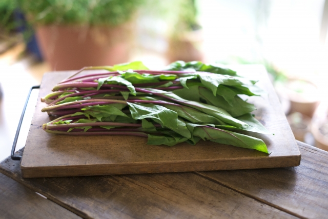 #日々和漢 春は薬膳で食養生

ビタミンたっぷりで美肌の味方、ほうれん草。
春のデトックスには最適の食材。
便秘改善、むくみ予防に日々取り入れて。
鉄分豊富で血を補い、体を潤す作用があります。
温かいうどんやラーメンにも高相性ですね。
#和漢SINCA #薬膳 #美容 #健康 #内面美容 #ほうれん草