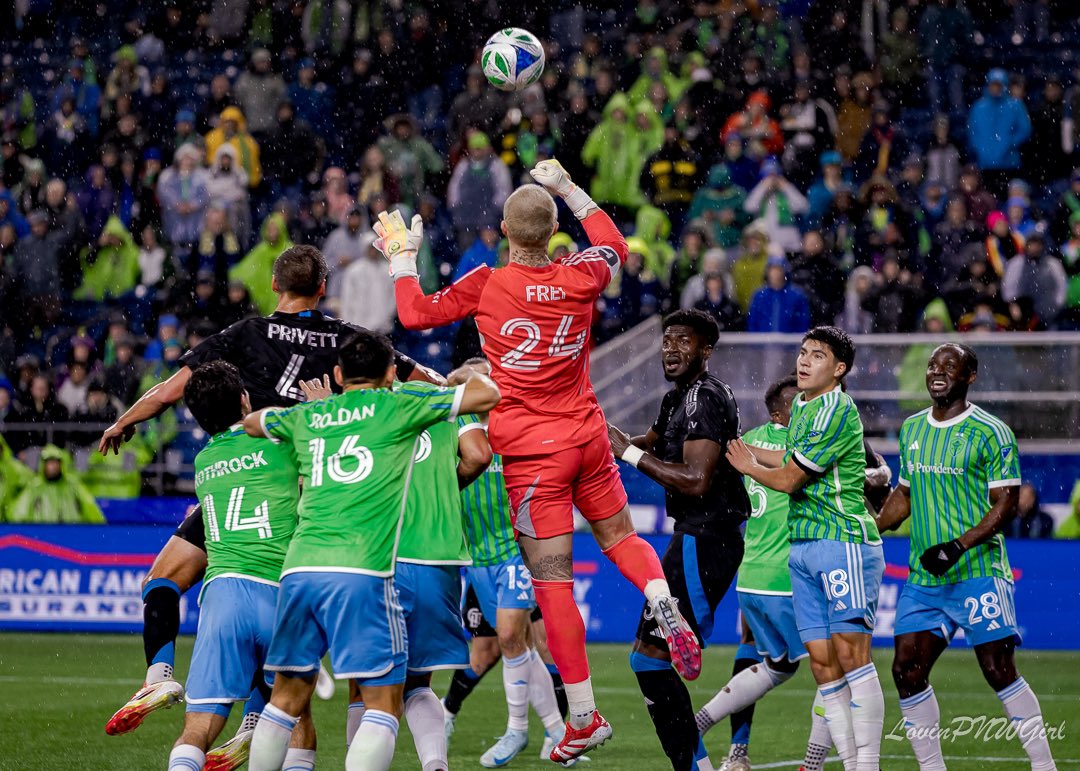 LovinPnw's tweet photo. Some shots from @SoundersFC home opener! Good to be back @LumenField 

Shot for @AreaSportsNet and @HouseOfSounders https://t.co/jgxcB7GOnP