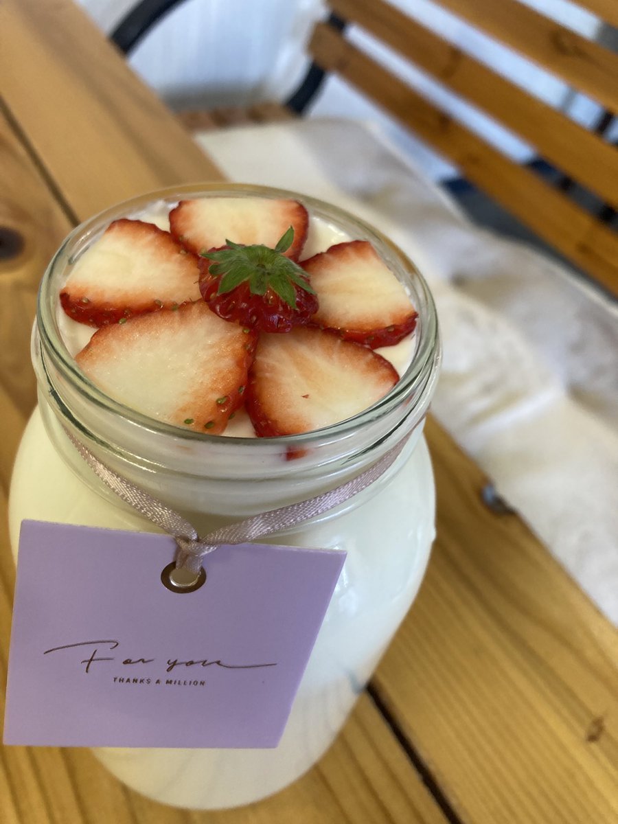 おはようございます。
本日ご予約の料理を作らせていただく為お昼の営業をお休みさせていただきます。
夜は通常営業致します。
ご来店のご予定をされていたお客様申し訳ございません。

写真は1キロ杏仁豆腐です♪
大きな瓶にいっぱい詰まった🈵
贈り物等にお使いください。