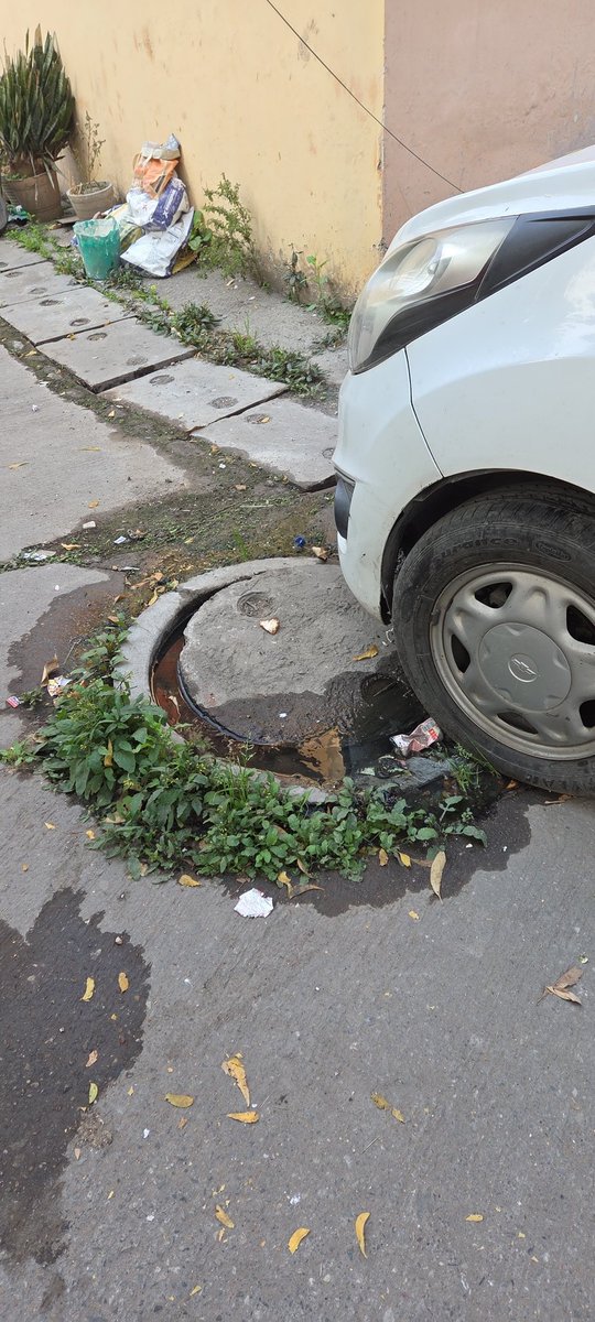 kd_rwapitampura's tweet photo. Sewer over flowing in KD block Pitampura near KD 17&amp; KD 13  Despite several  complaint  no action  taken. @LtGovDelhi @DelhiJalBoard @DelhiComplaint https://t.co/QApw9b0erV